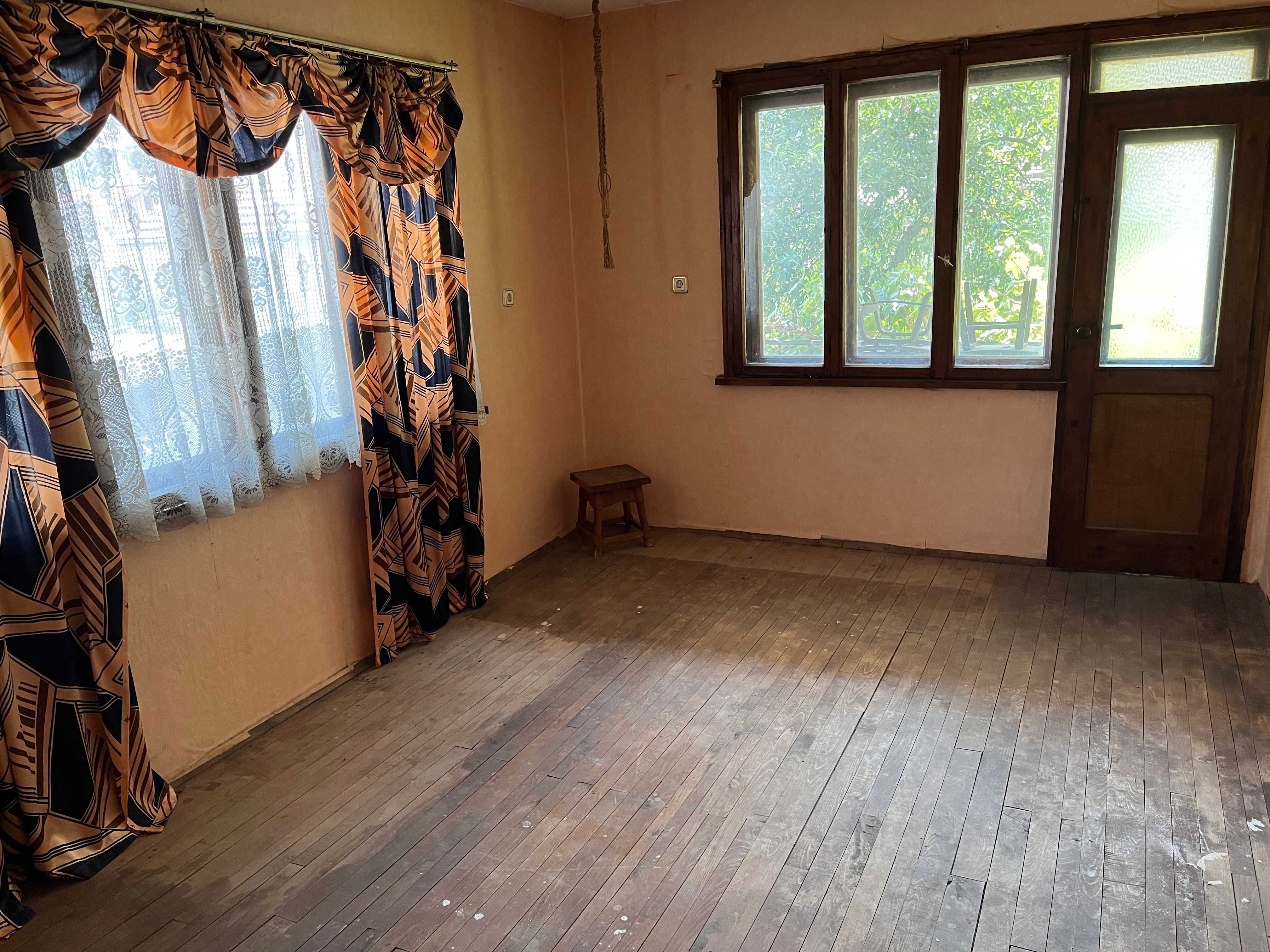 Продавам двуетажна тухлена къща.
