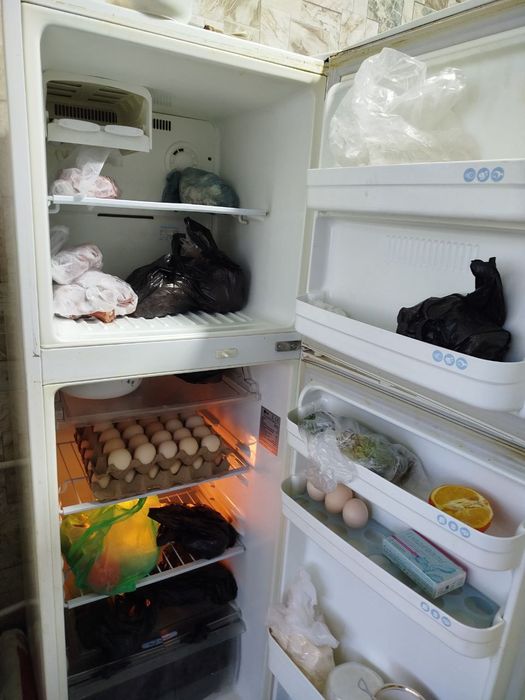 Холодильник продаётся срочно хорошая работает отличное состояние