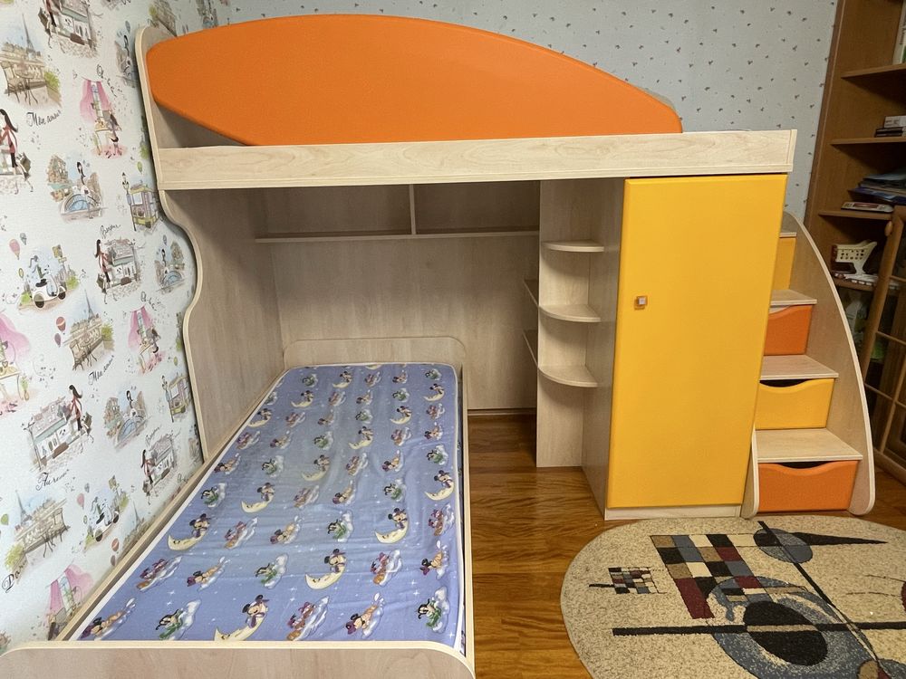 Продам двухярусную детскую кровать