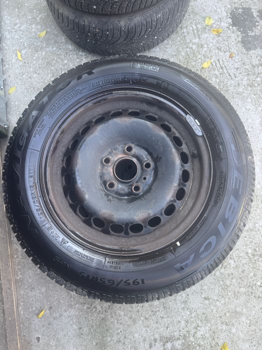 Se vand 4 anvelope iarna 195/65/15 cu tot cu jante 5x112