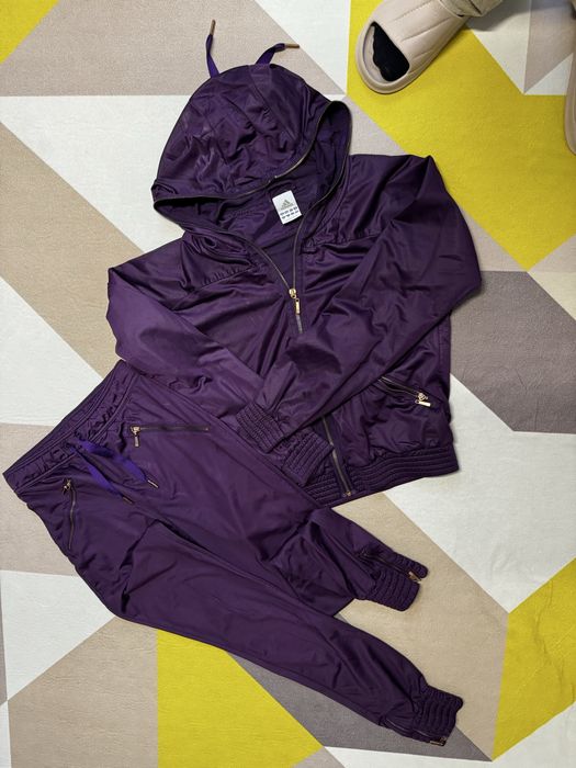 Дамски екипи запазени