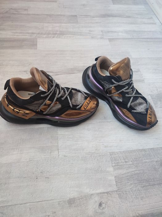 Дамски черни маратонки