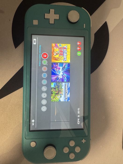 Vand nintendo switch lite cu 2 jocuri si husa