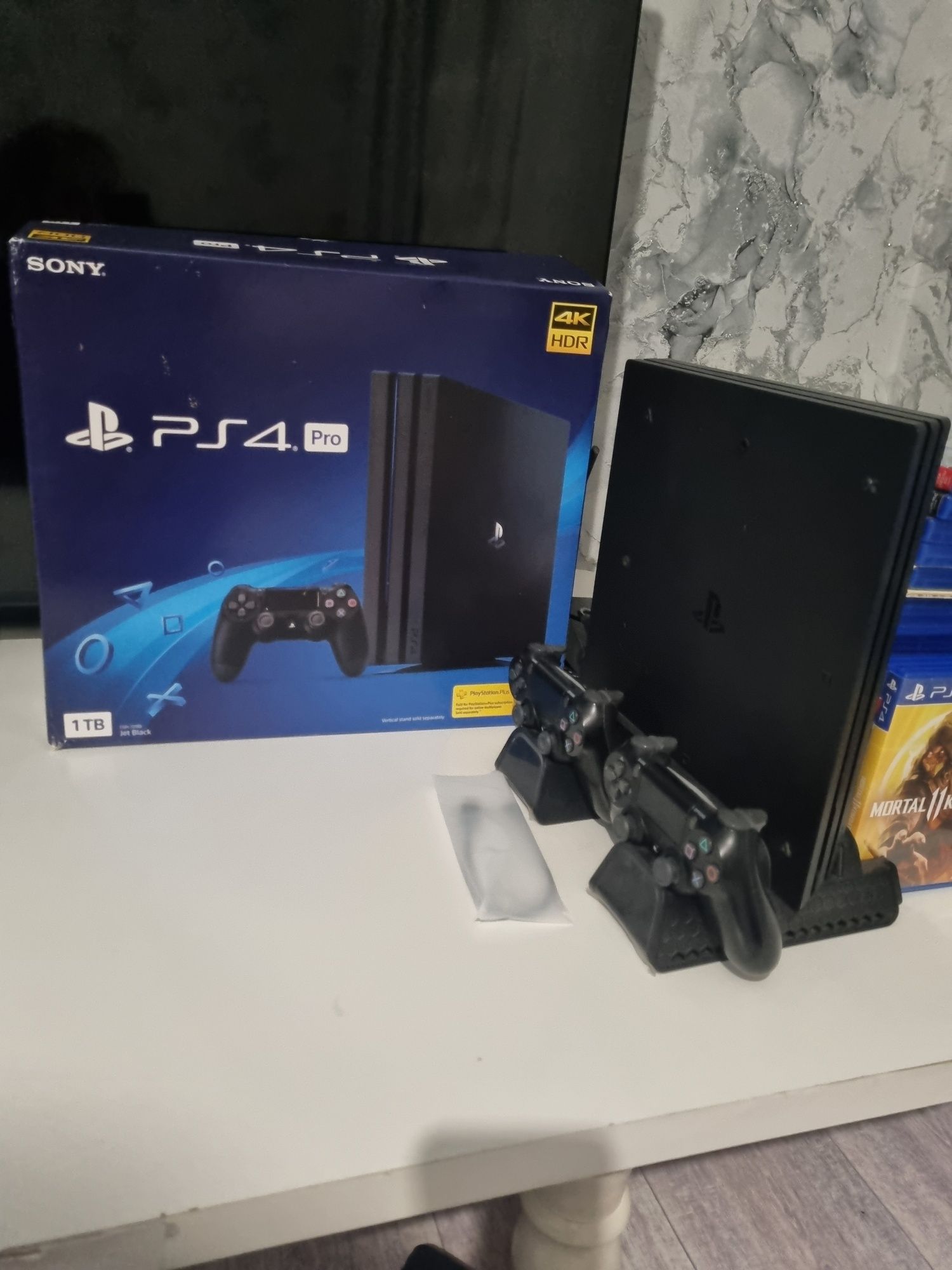 PS4 pro 1 TB + подставка+ два джойстика !!!