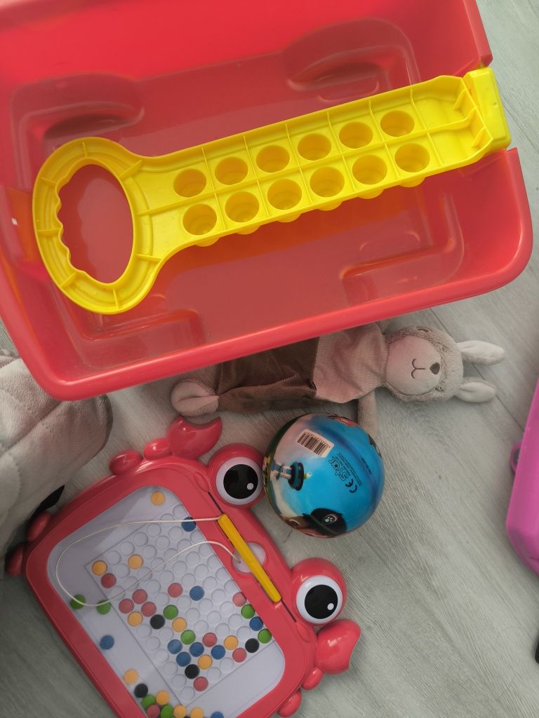 Лот играчки за дете