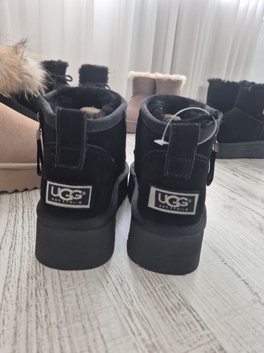 Cizme UGG mini negre cu fermoar lateral