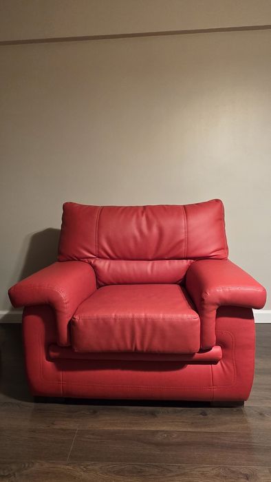 Set living: canapea, fotoliu, măsuță cafea, masa cu 4 scaune