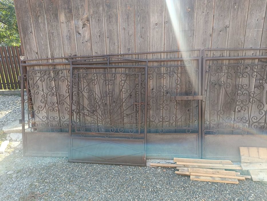 Vând porți de  gard