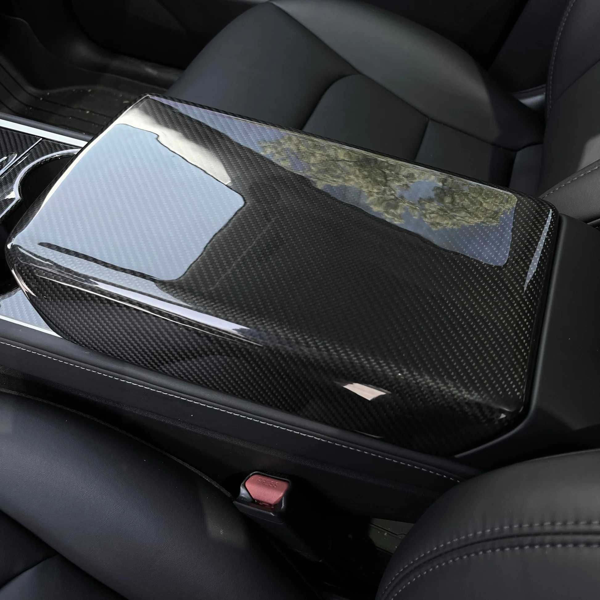 Капак за подлакътник от истински карбон – Tesla Model 3 / Model Y