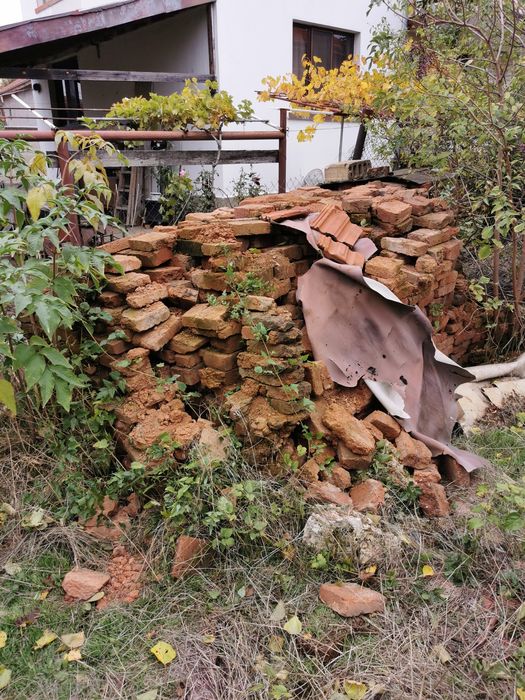 Подарявам тухли.