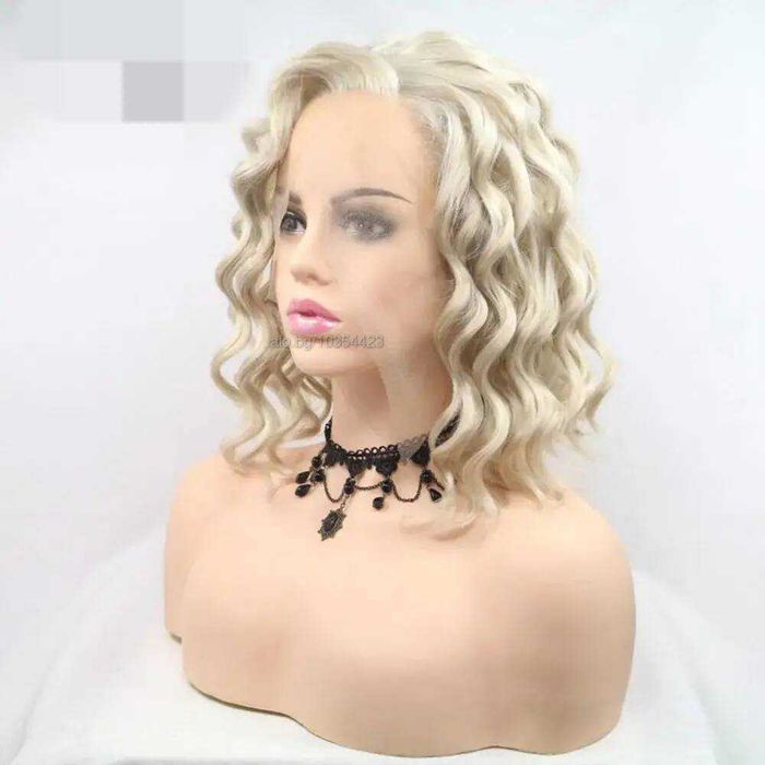 Платинено руса къдрава перука с дантела