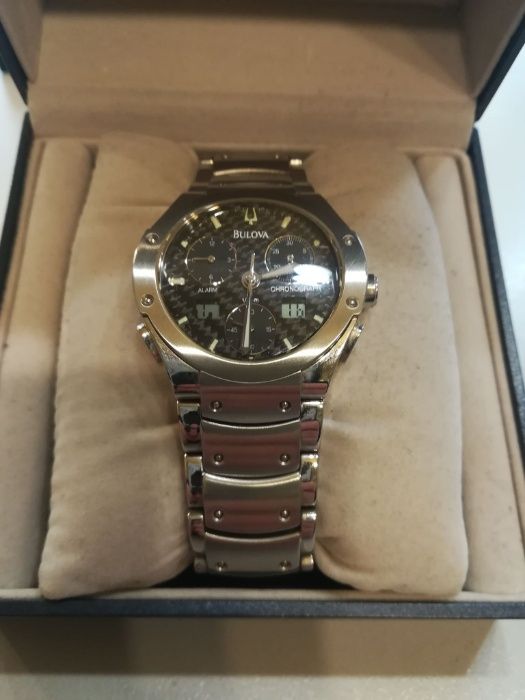 Продавам оригинален часовник bulova accutron