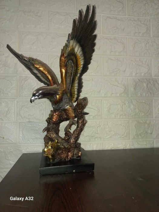 Продавам декоративни статуи, вази и фигури – без забележки