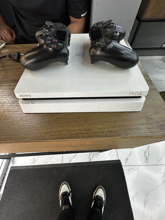 Plastation 4 slim в белом цвете 512 гб 5 игр 2 джостик и провода