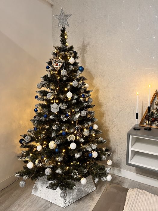 Brad artificial 180 cm - cu varfuri ninse si conuri