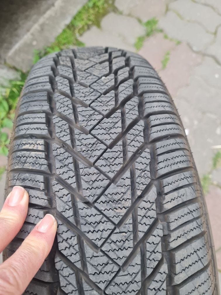 Vând 2 cauciucuri de iarna