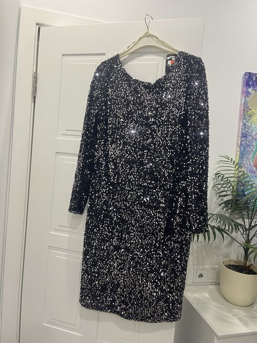 Продам блестящее платье в пайетках.