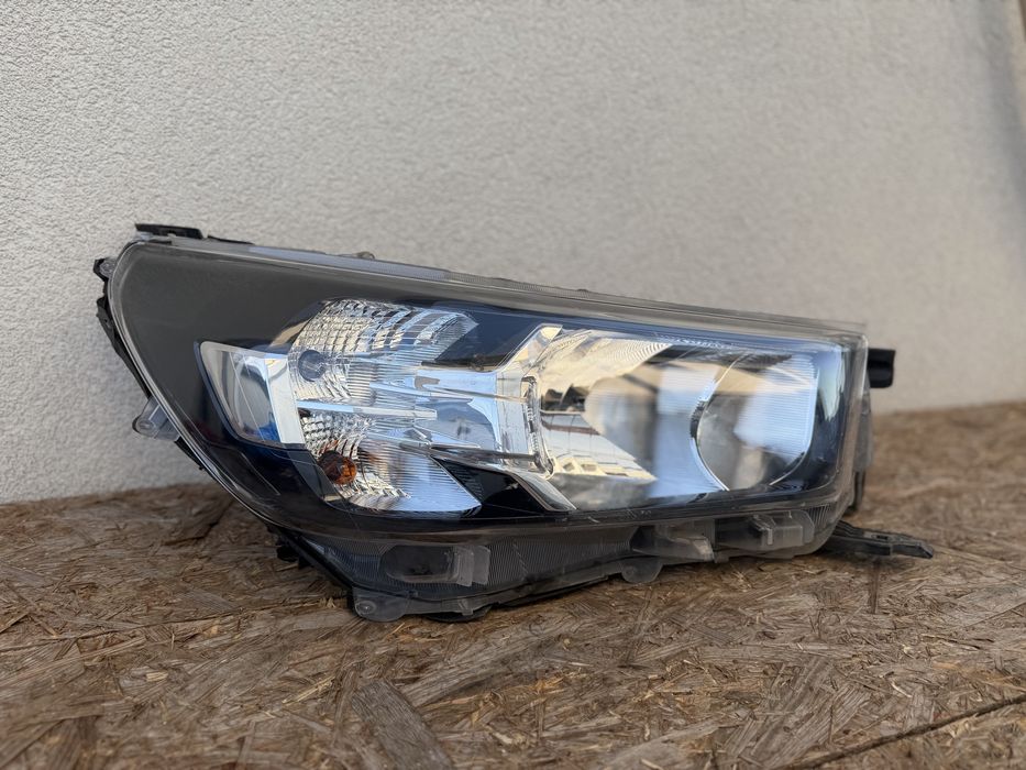 Far dreapta Toyota Hilux 2019-2023 Halogen Original Europa