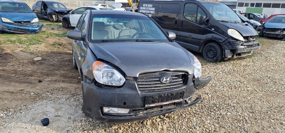 Dezmembrez Hyundai accent  1.4i cod motor G4EE