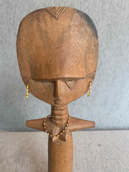 дървена статуетка