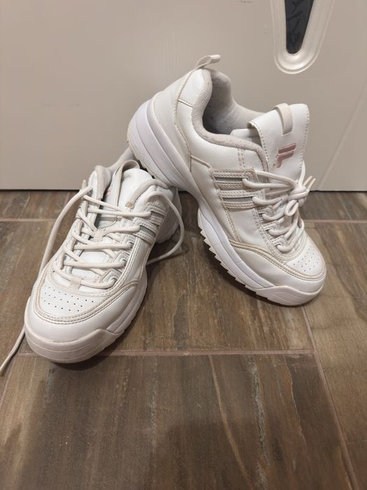 бели маратонки Fila