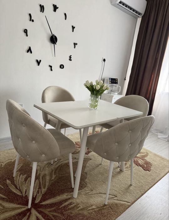 Раскладной стол и мякгие стулья (стол-стул; обеденный)