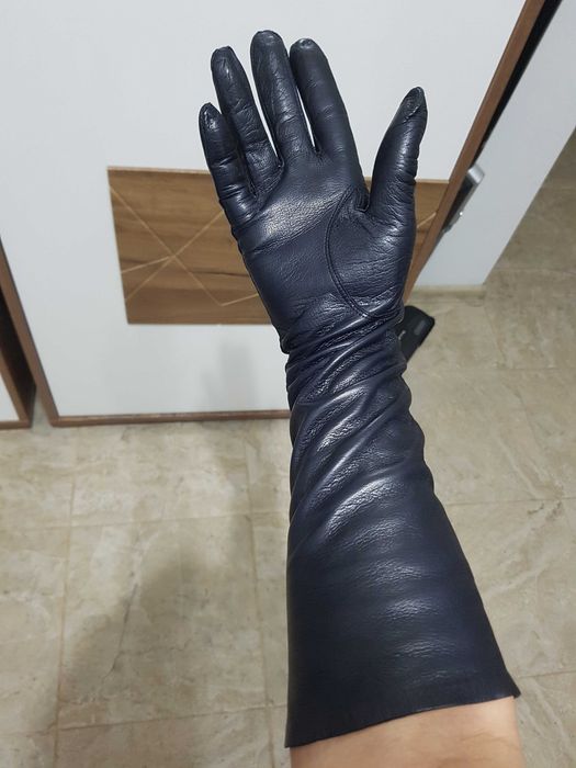 Дамски ръкавици, от естествена кожа и велур.