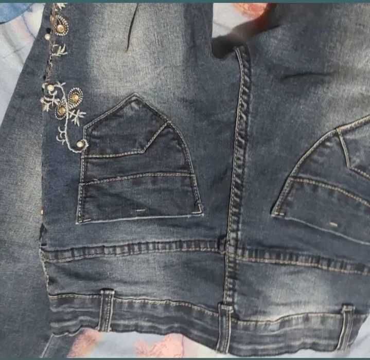 Blug casual cu model floral margele si pietricele