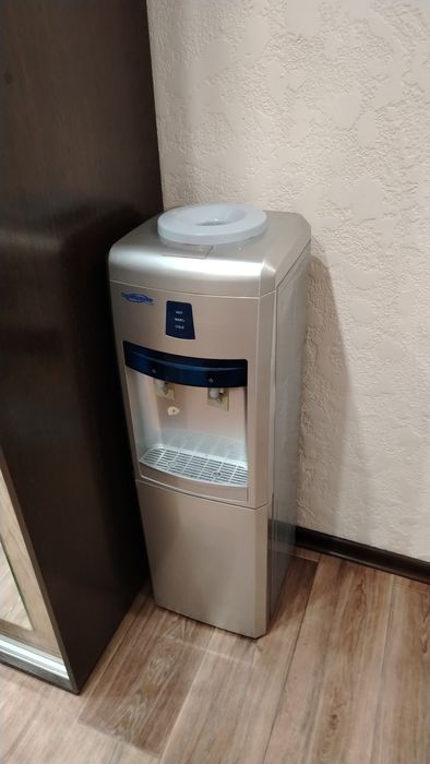 Продам кулер (диспенсер) для воды)