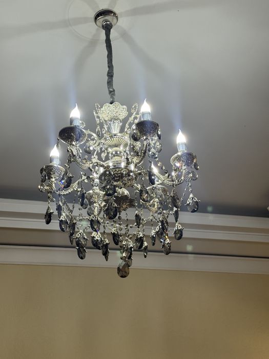 2 люстры одна большая 12 лампочек, а друггая 6 рожковое люстра