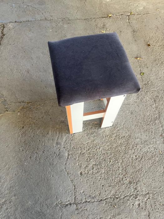 табуретки с мягкой обивкой, стойки ножки