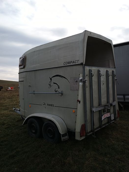 Remorcă pentru transport cai