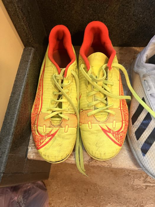 Футболни обувки бутонки и стоножки