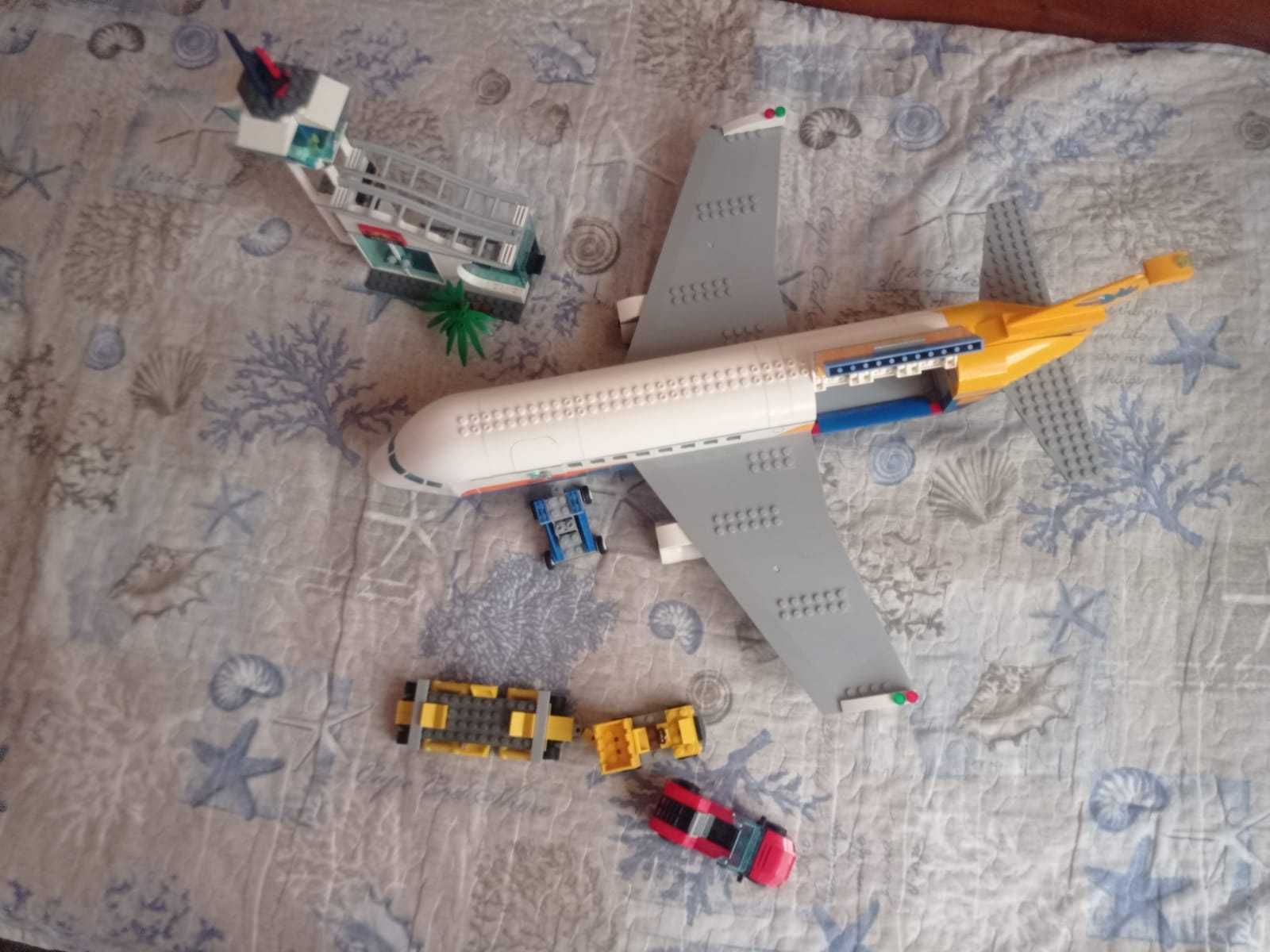 Конструктор LEGO CITY - Пассажирский самолет