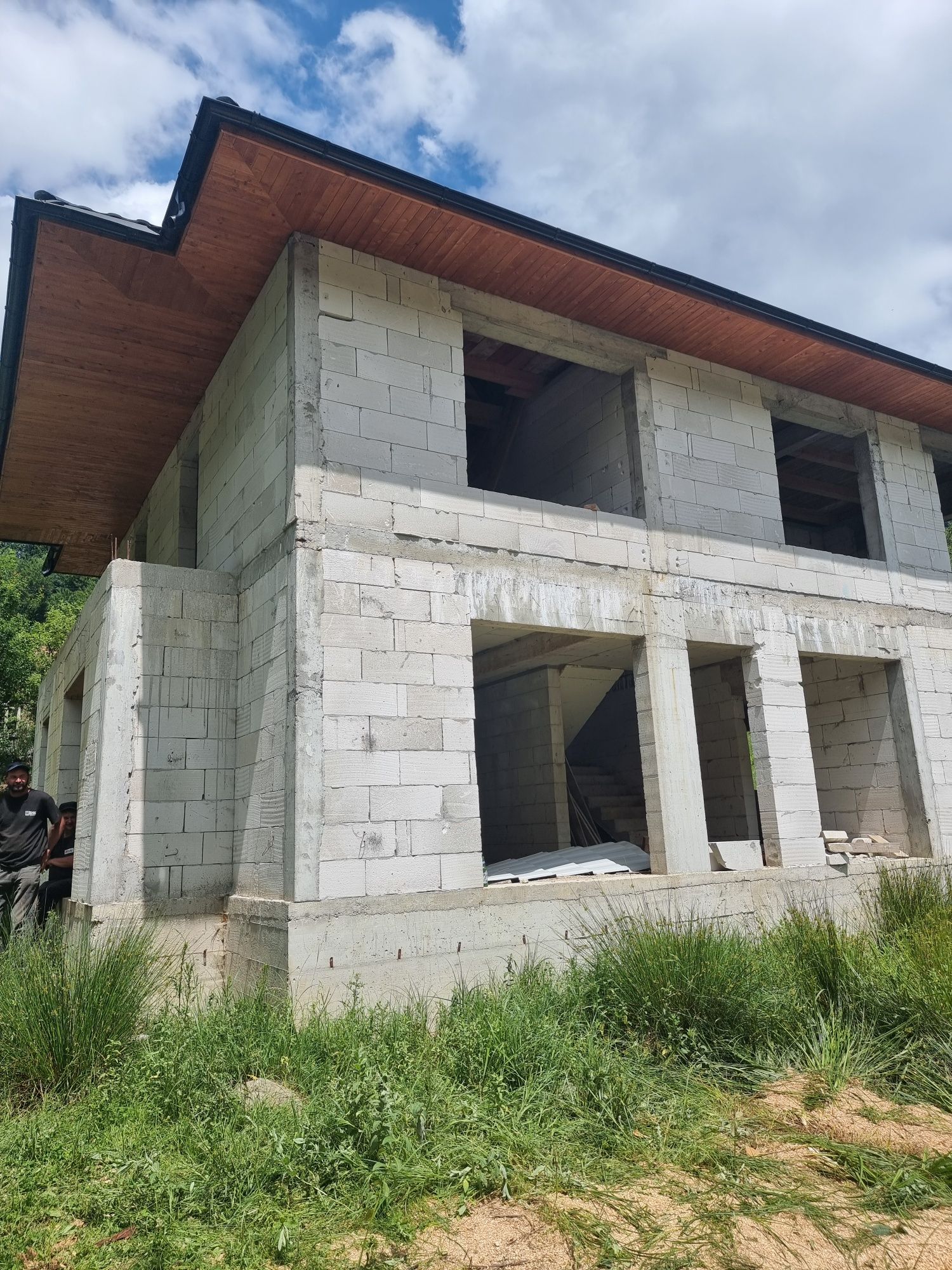 Vând sau schimb cu teren casa noua la rosu + teren la 5km de COLIBITA