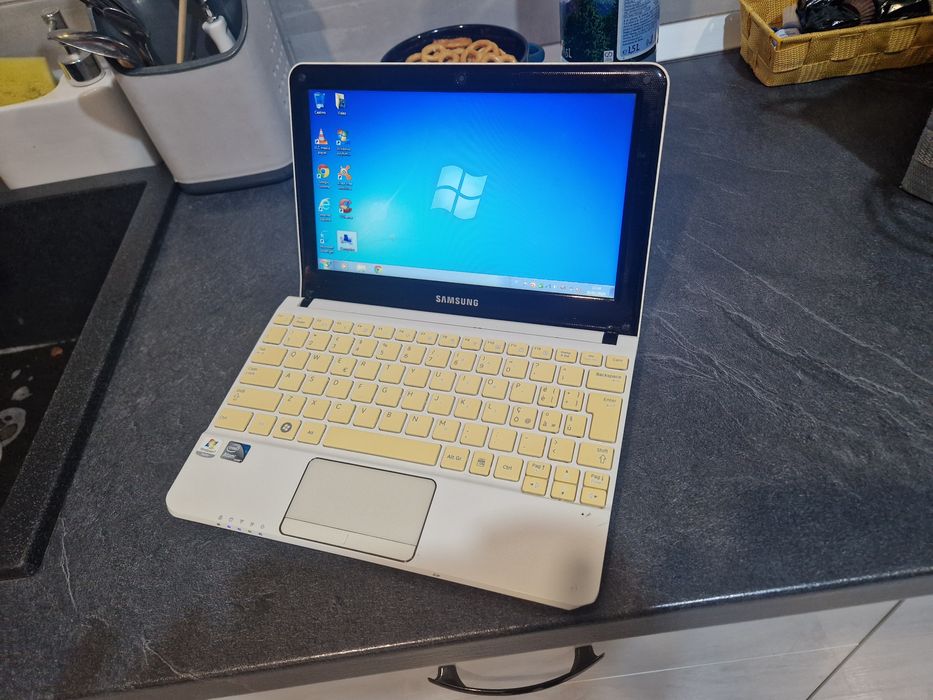 Laptop Samsung perfect funcțional Windows 10.. fara baterie