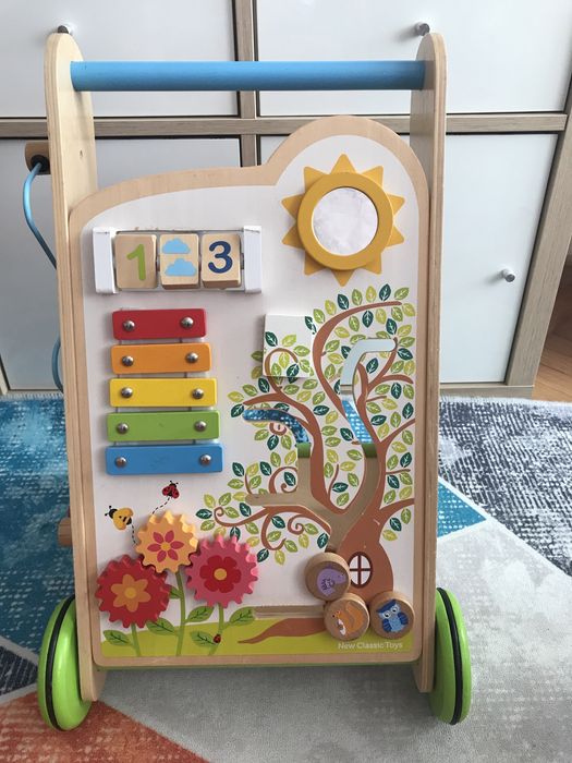 Дървен уокър за прохождане на бебе