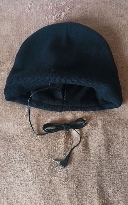 Шапка с вградена музика
