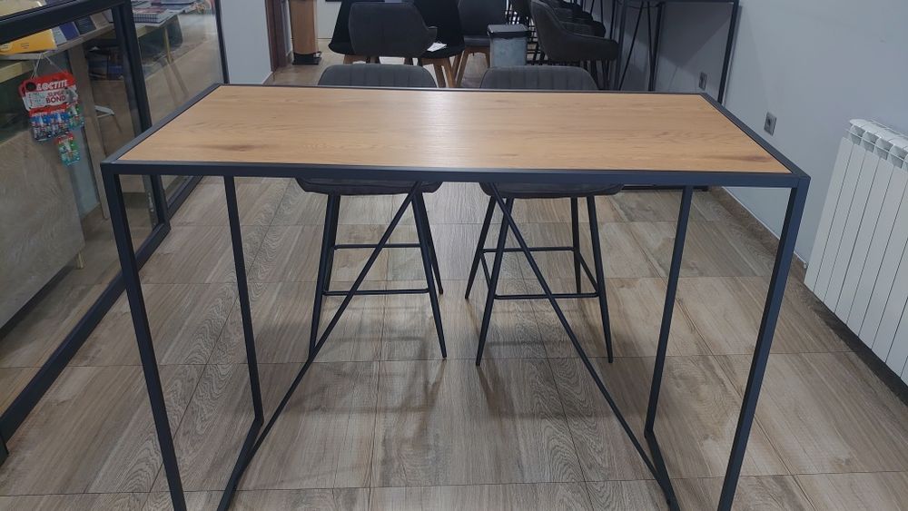 Бар маса с метална конструкция.