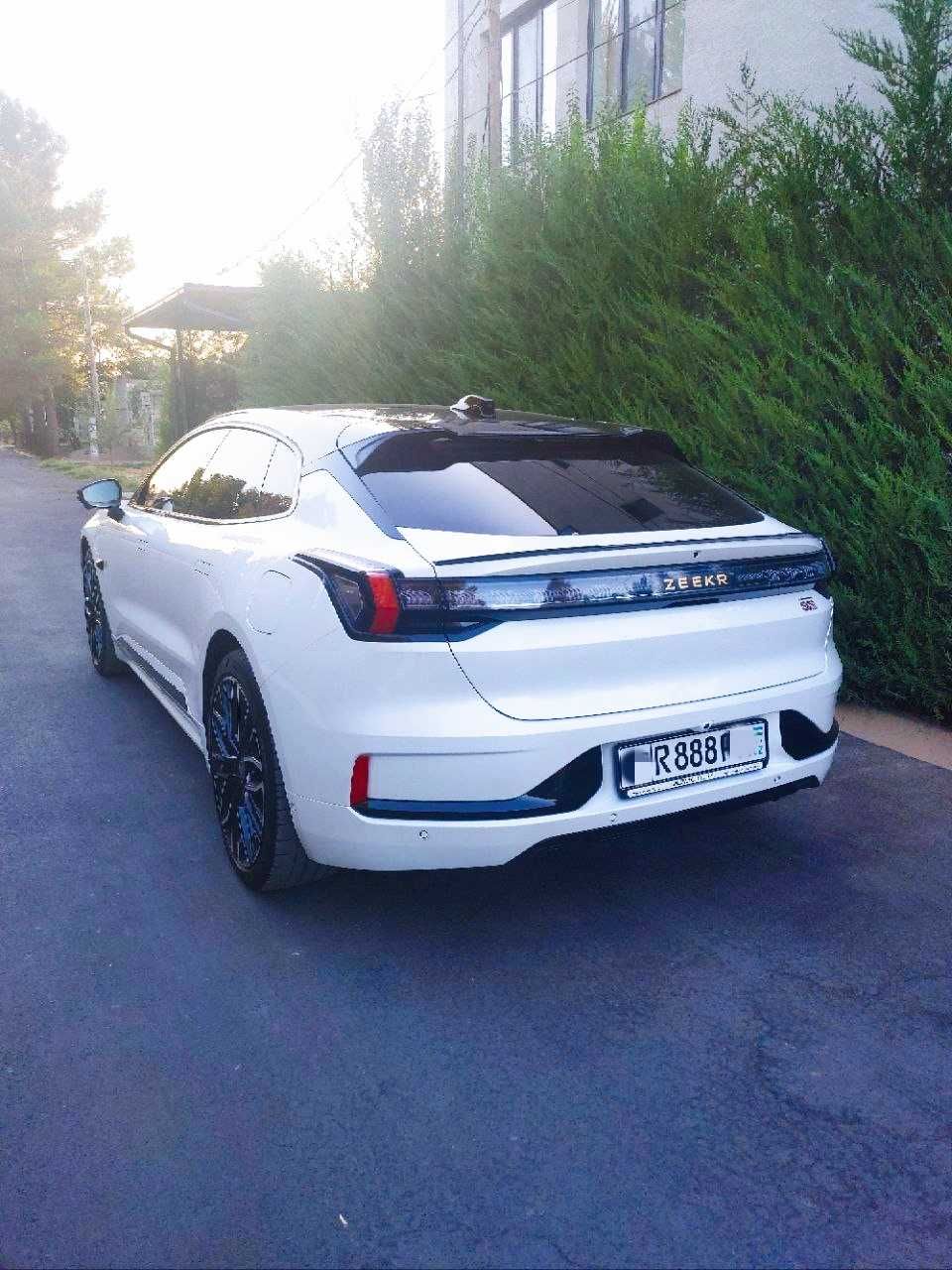 Zeekr 001 You Z Sport Full Alkantara salon R22 Pirelli Pnevma podveska