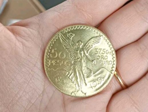 Vând moneda 50 de pesos placată cu aur de 24k