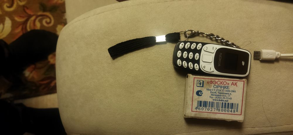 Сотовый телефон ,как брелок