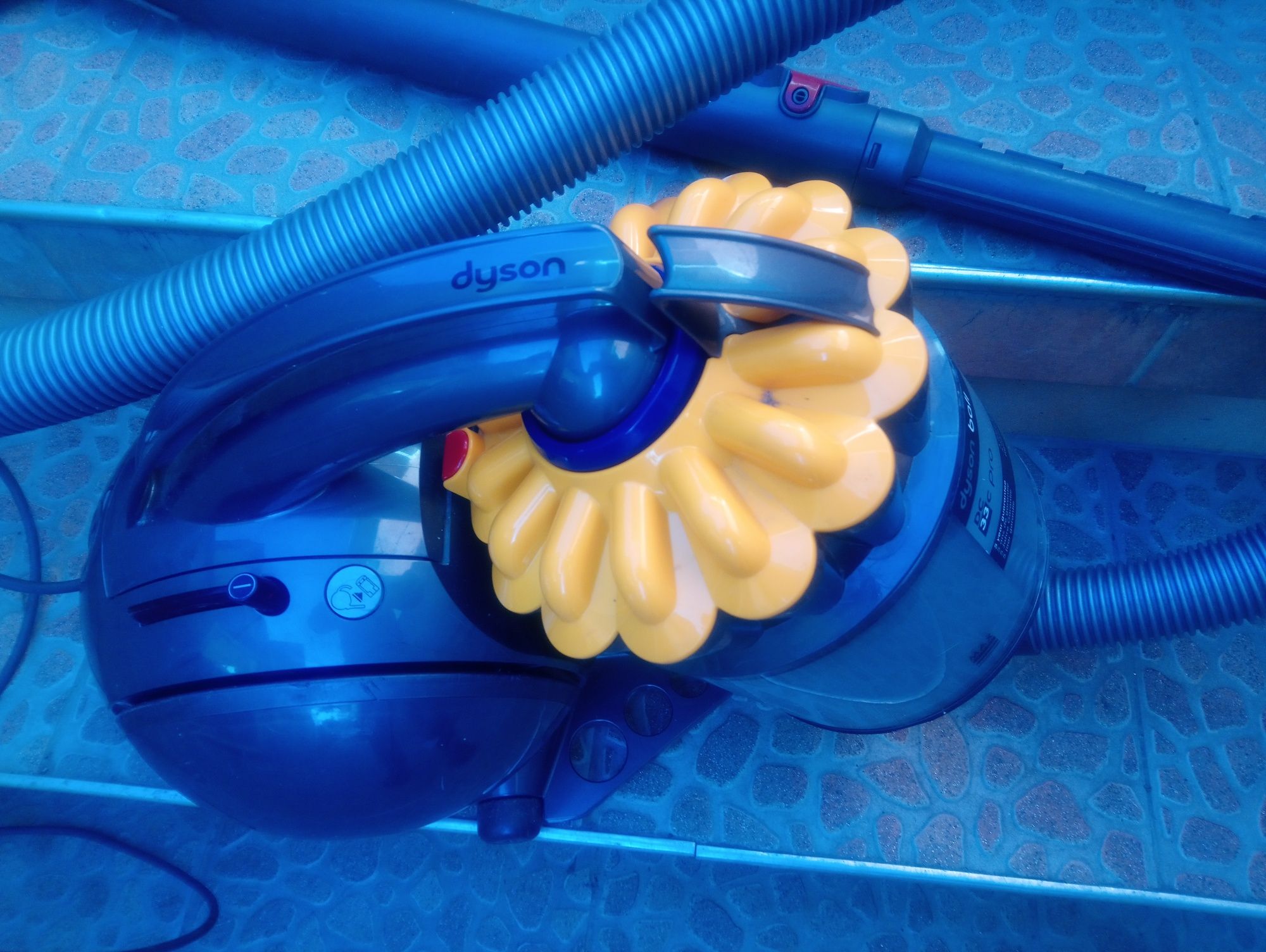 Прахосмукачка Dyson BALL  DC33 PRO
