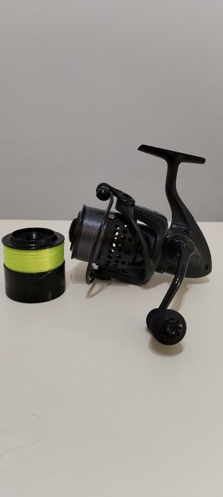 Vând mulineta Okuma Custom Black  Feeder 4000
