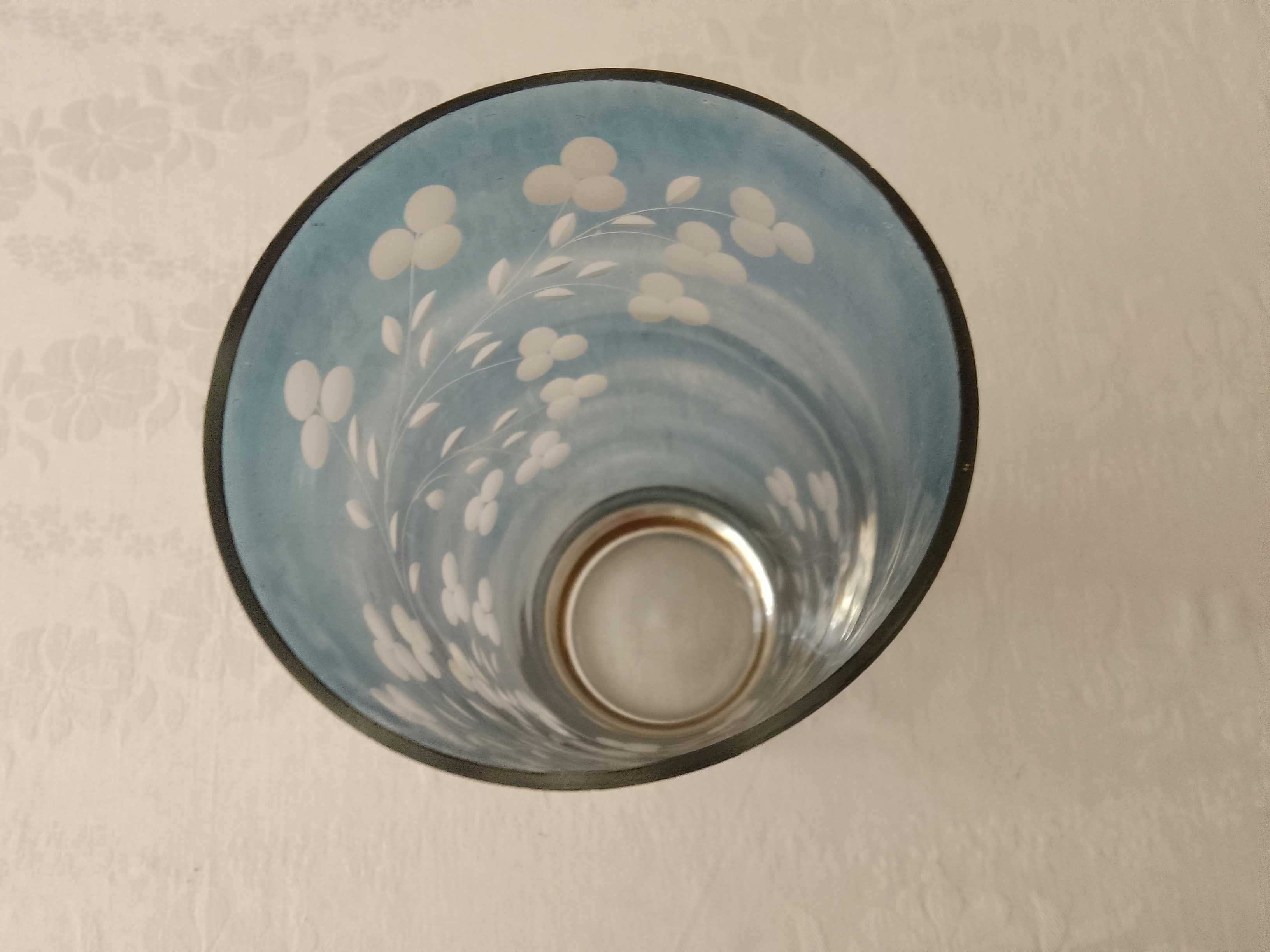 ретро синя стъклена- кристална ваза с гравирани цветя