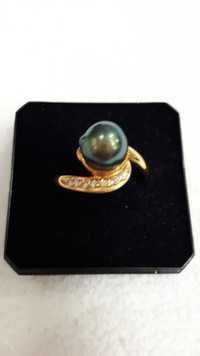 Золотое женское кольцо с черным жемчугом и брилиантами