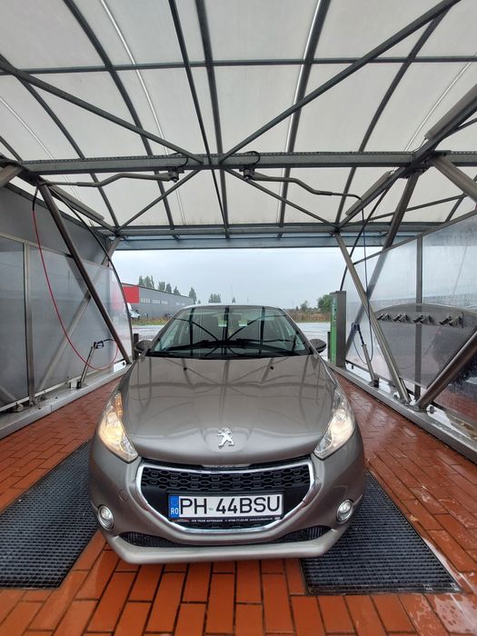 Peugeot 208 2012