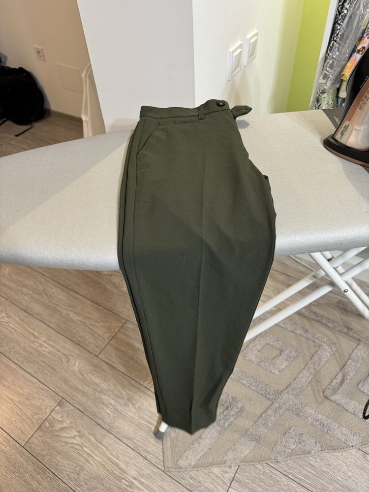 Pantaloni casual din material moale si elastic
