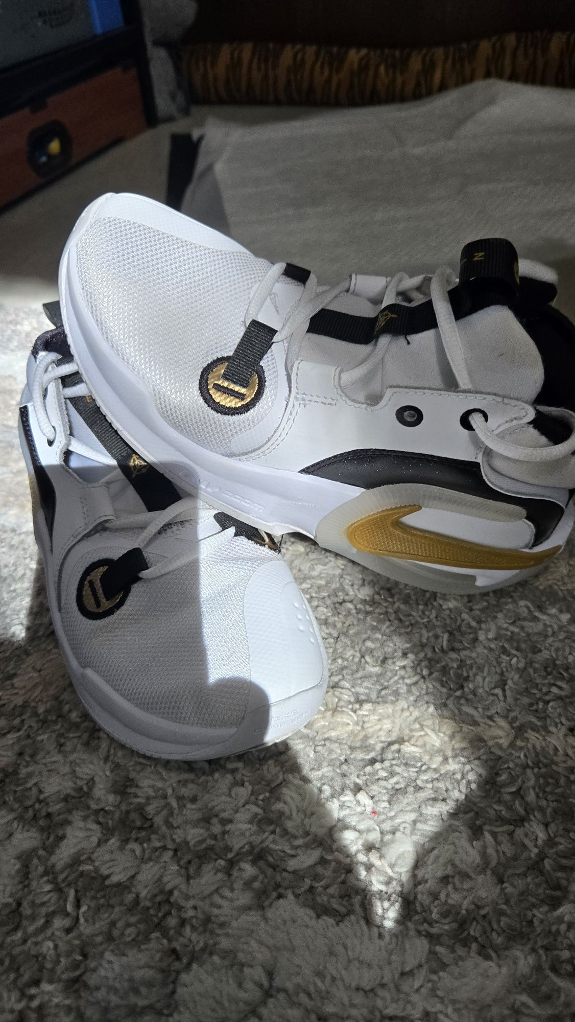 Маратонки Nike и Adidas