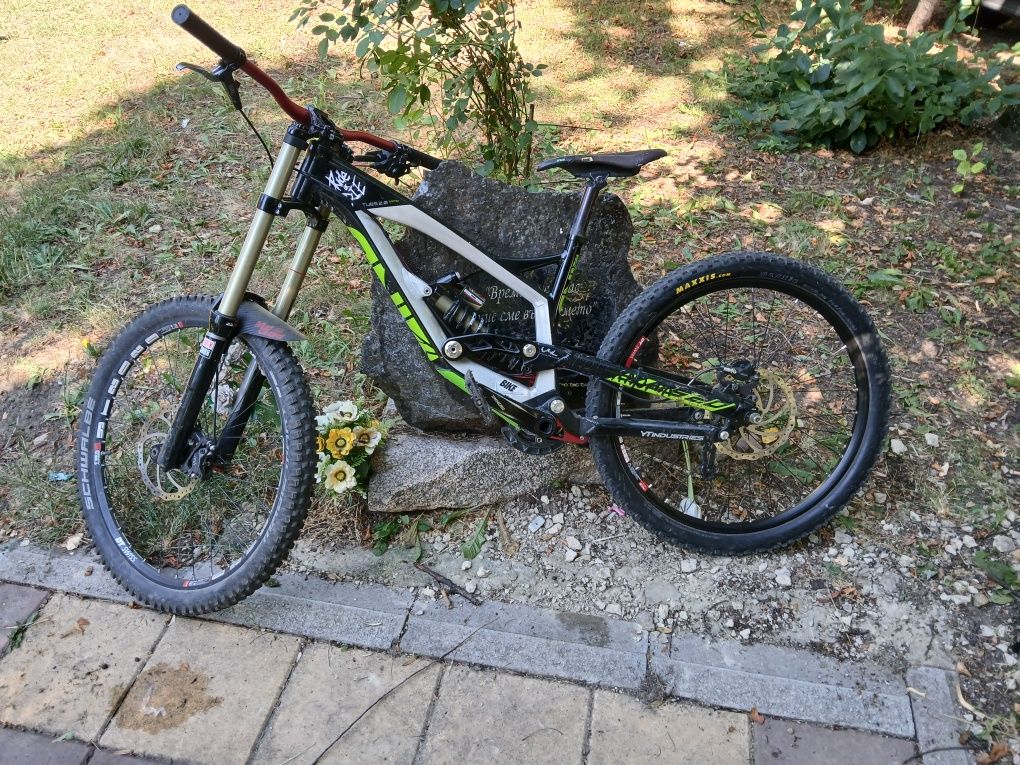 YT Industries  Downhill